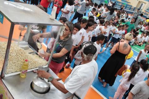 crianças fazem fila em carrinho de pipoca #paratodosverem