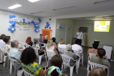 pessoas na festa de aniversário do setor #paratodosverem 