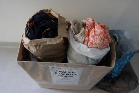 caixa com roupas doadas #paratodosverem
