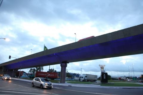 viaduto iluminado em azul #paratodosverem 