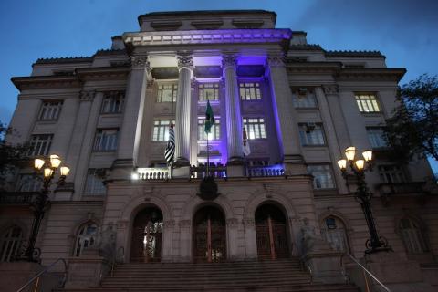 paço iluminado em azul #paratodosverem 