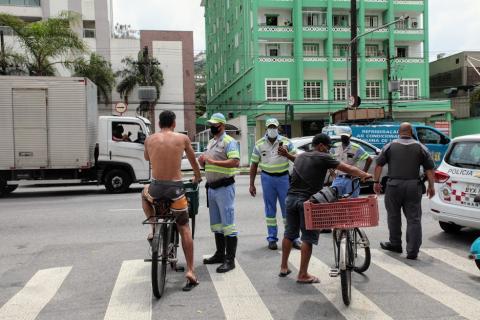 agentes abordam ciclistas #paratodosverem