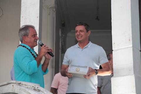 prefeito com troféu #paratodosverem