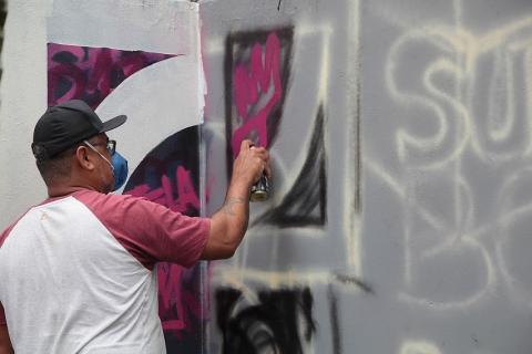 artista faz grafite #paratodosverem 