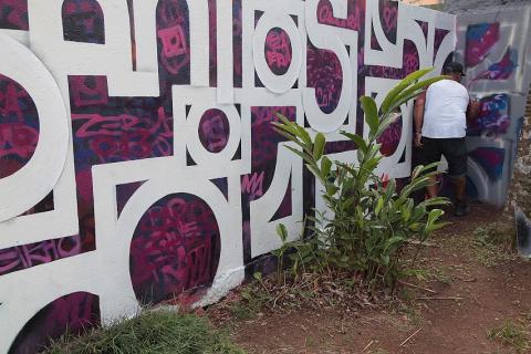 grafiteiro pinta muro com muretas de santos #paratodosverem 