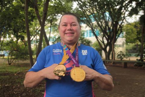 atleta mostra medalhas #paratodosverem