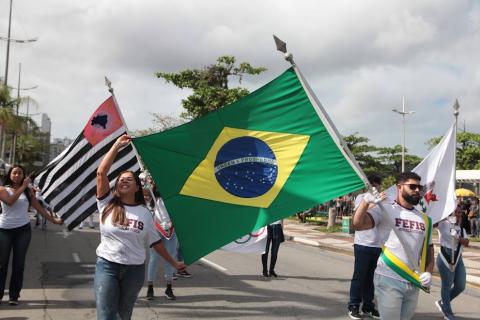 crianças levam bandeiras #paratodosverem 