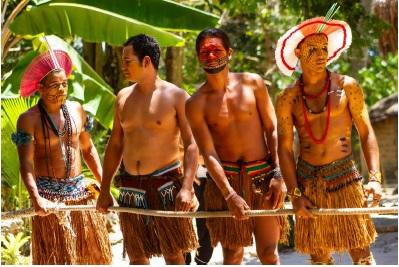 quatro índios em pé segurando corda #paratodosverem 