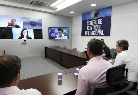 Reunião virtual com prefeito de Recife e equipe nas telas e prefeito de Santos e equipe no CCO de Santos. #pratodosverem