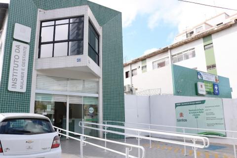 A fachada do Instituto da Mulher, com placa indicando a obra. #paratodosverem