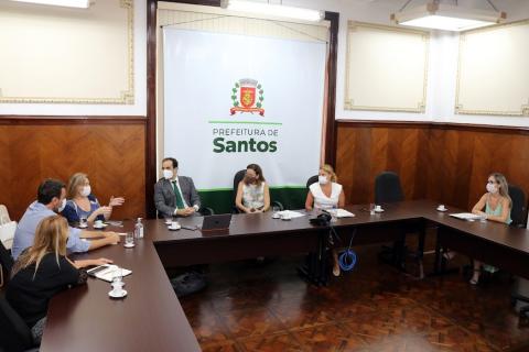 autoridades conversam em sala na prefeitura #paratodosverem