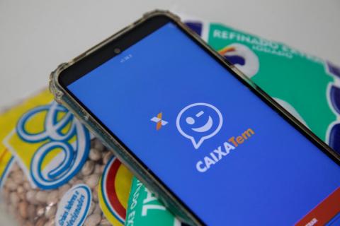 celular com aplicativo da caixa #paratodosverem