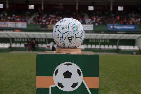 bola da final em púlpito  #paratodosverem 