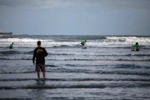 picuruta olha meninos surfando #paratodosverem