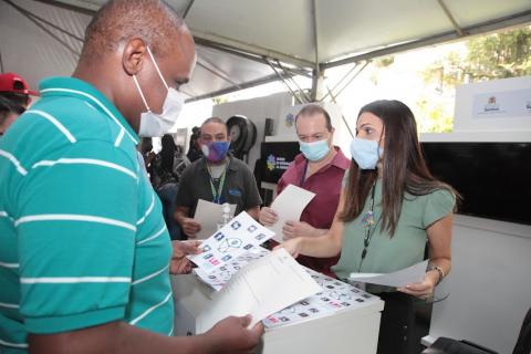 mulher entrega panfleto #paratodosverem