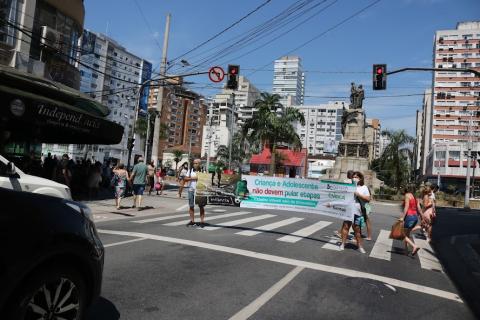 pessoas mostram faixa em semáforo #paratodosverem