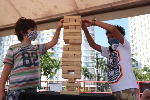 crianças empilhando blocos #paratodosverem