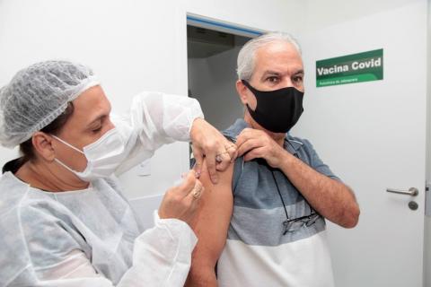 idoso vacinado no braço #paratodosverem