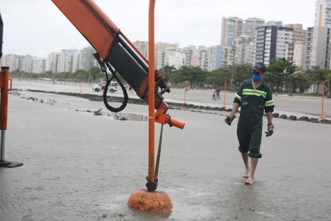 homem anda ao lado de obstáculo #paratodosverem 