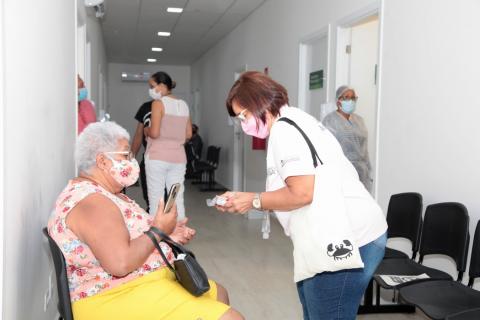 rosinha entrega alcool em gel para mulher #paratodosverem 