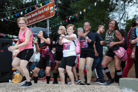 mulheres dançando na festa #paratodosverem 