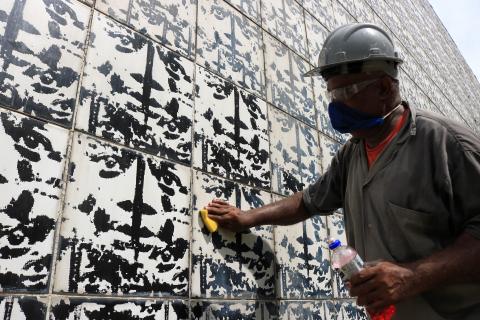 operário escova painel de azulejos #paratodosverem 