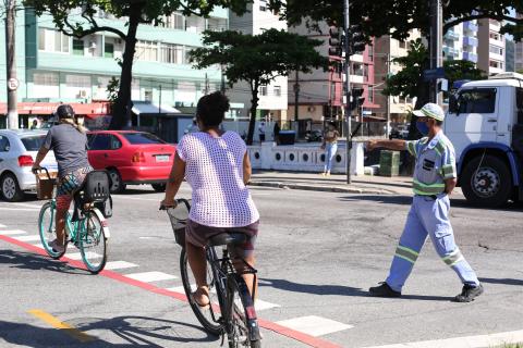 agente disciplina tráfego de bicicletas #paratodosverem 