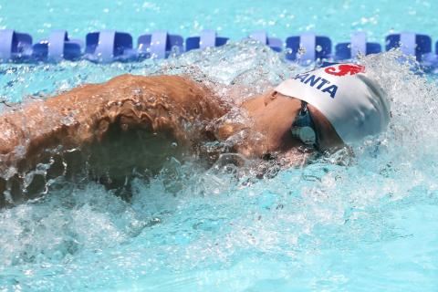 nadador na piscina #paratodosverem 