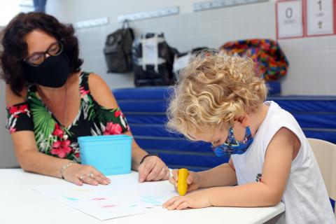 aluno desenha observado por professora #paratodosverem 