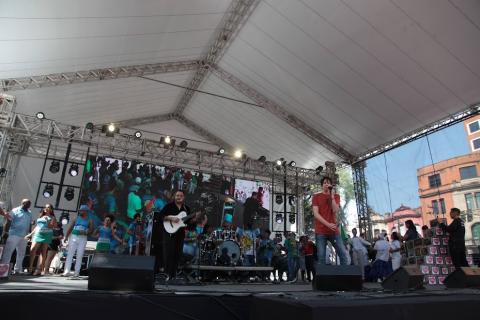 show no palco durante o evento #paratodosverem 