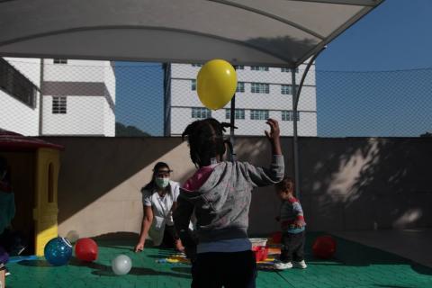 criança joga bexiga para professora #paratodosverem 