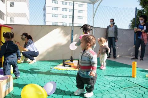 crianças brincando no pátio #paratodosverem 