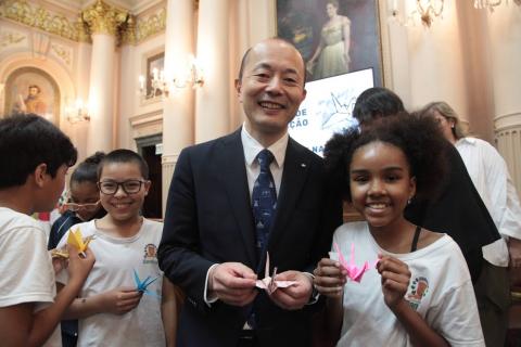 prefeito do japão e aluna mostram dobradura #paratodosverem 