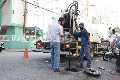 operários atuam na limpeza com caminhão #paratodosverem