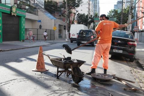 operário coloca detritos em carrinho #paratodosverem