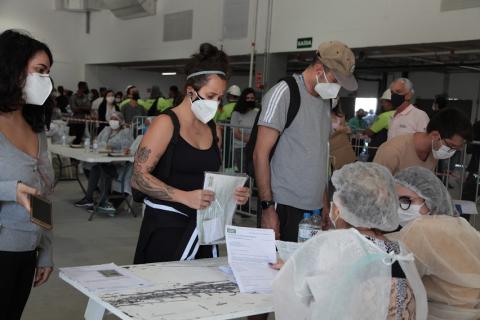 pessoas apresentam documentos para se vacinar #paratodosverem