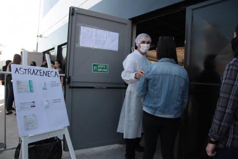 pessoa entra no local de vacinação #paratodosverem