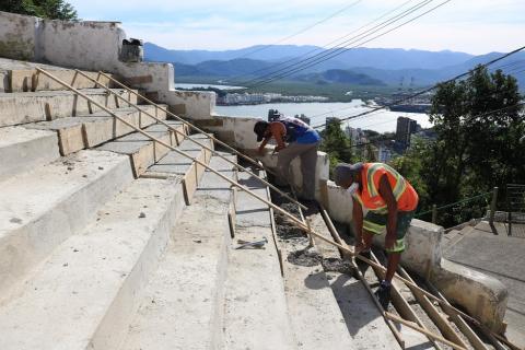 operários atuando na escada #paratodosverem