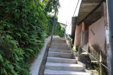 escadaria pronta no morro #paratodosverem