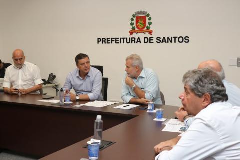 autoridades conversando em sala #paratodosverem