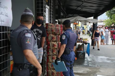 policial e guarda em fiscalização de loja #paratodosverem 