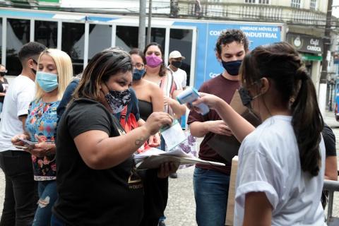 mulher mede a temperatura de mulher na entrada #paratodosverem 