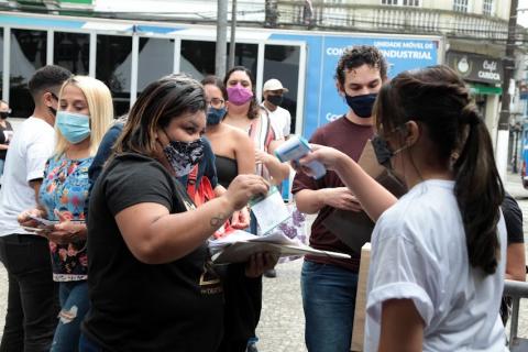 mulher mede a temperatura de mulher na entrada #paratodosverem 