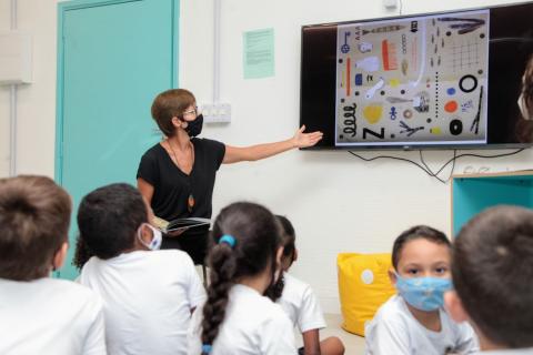 professora mostra figura a alunos em TV #paratodosverem