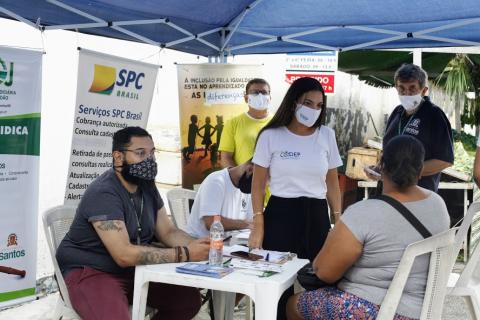 pessoas em banca para dar informações #paratodosverem 