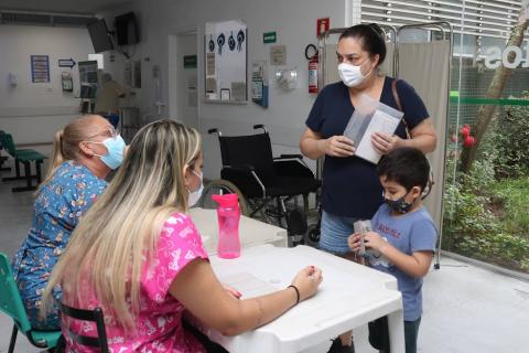 pessoas chegam na unidade para vacinação #paratodosverem