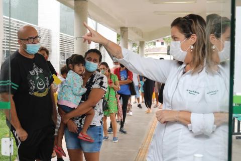 enfermeira organiza a fila #paratodosverem