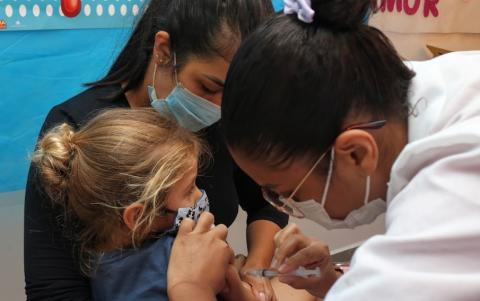 menina é vacinada no  braço #paratodosverem