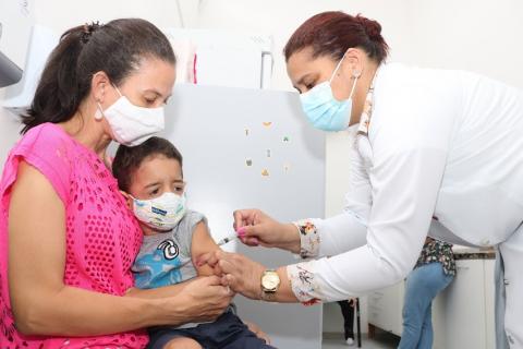 menino é vacinado no braço #paratodosverem