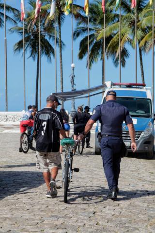 guarda acompanha ciclista com bicicleta #paratodosverem 